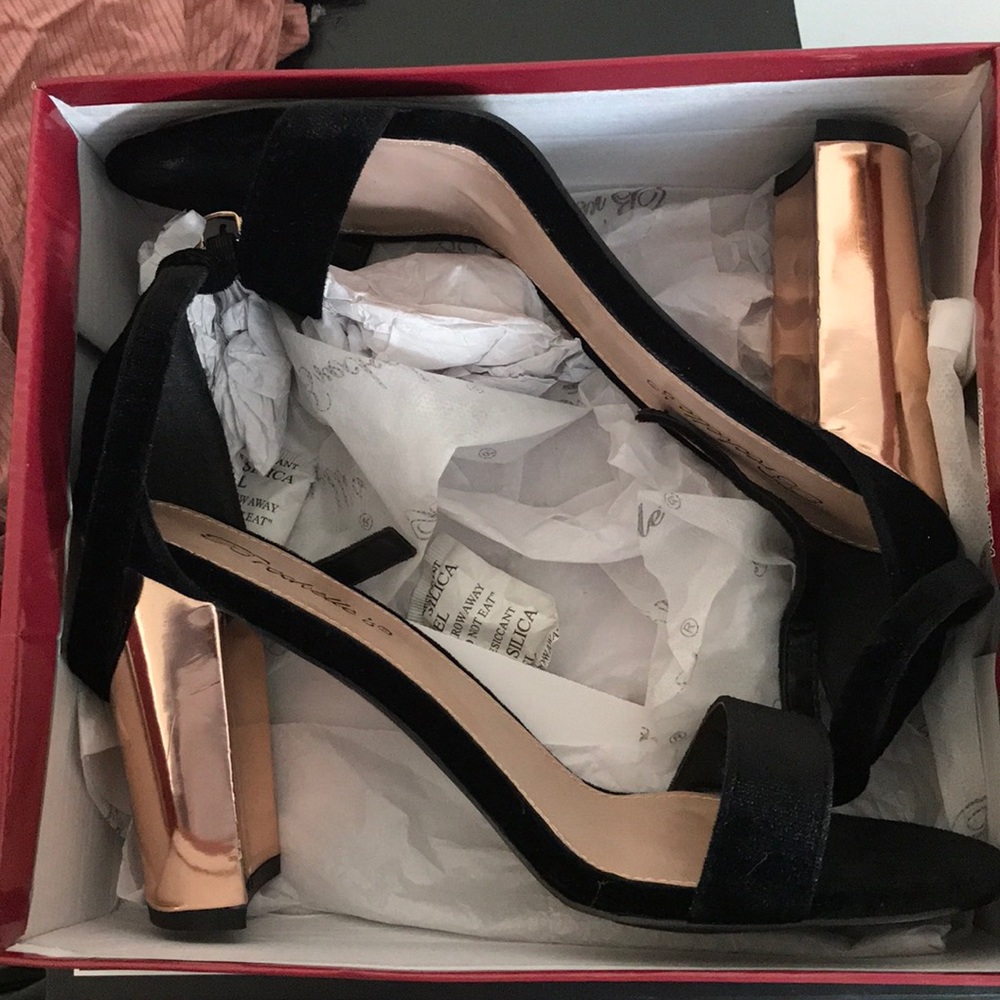 Size 9 black & rose gold heels. Brand new.